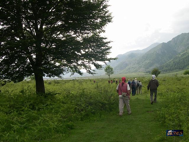 in cammino per il lago.JPG